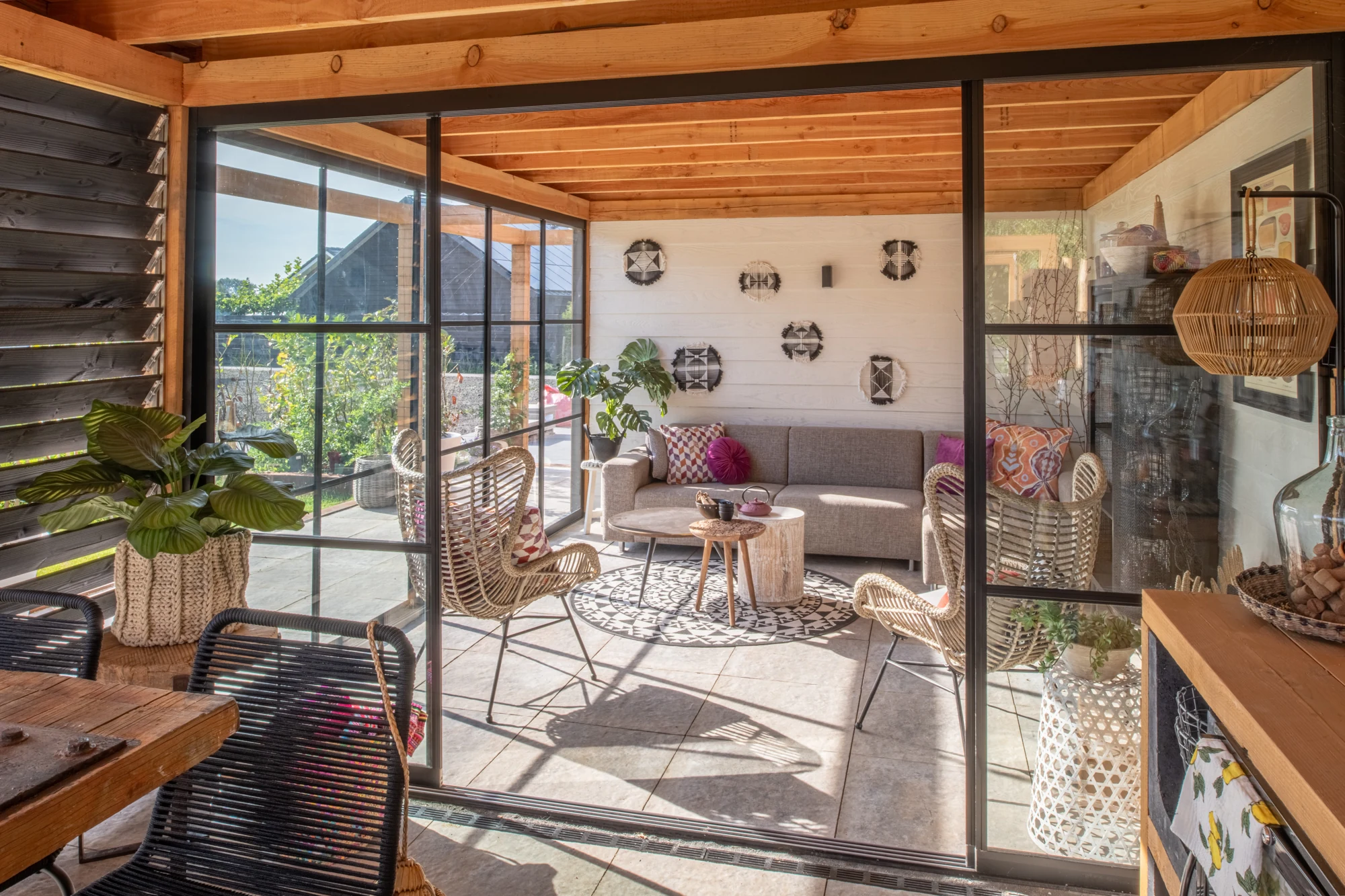Eigen project in Waarland: glazen schuifwanden bij een houten tuinkamer