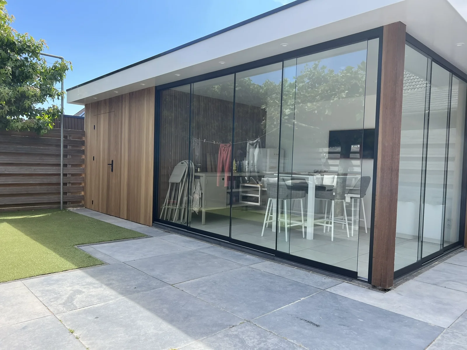 Eigen projectfoto van glaswanden bij een tuinkamer